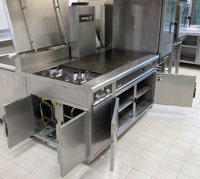 PIANO A GAZ DE MARQUE ROSINOX COMPRENANT 1 MODULE A 2 FEUX MODELE ROYAL CHEF FN OUVRANT PAR 2 PAR PORTES LATERALES SUR L'ALIMENTATION EN GAZ ET 1 PLAQUE DE CUISSON MODELE ROYAL CHEF PCF75 SURMONTE D'UNE CHEMINEE OUVRANT PAR 2 PORTES FRONTALES SUR 1 ETAGERE, LE TOUT REPOSANT SUR 6 PIEDS. MANQUE 1 BOUTON DE CONTROLE. 157 X 161 X 93 CM.