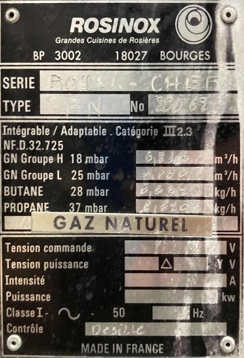 PIANO A GAZ DE MARQUE ROSINOX COMPRENANT 1 MODULE A 2 FEUX MODELE ROYAL CHEF FN OUVRANT PAR 2 PAR PORTES LATERALES SUR L'ALIMENTATION EN GAZ ET 1 PLAQUE DE CUISSON MODELE ROYAL CHEF PCF75 SURMONTE D'UNE CHEMINEE OUVRANT PAR 2 PORTES FRONTALES SUR 1 ETAGERE, LE TOUT REPOSANT SUR 6 PIEDS. MANQUE 1 BOUTON DE CONTROLE. 157 X 161 X 93 CM.