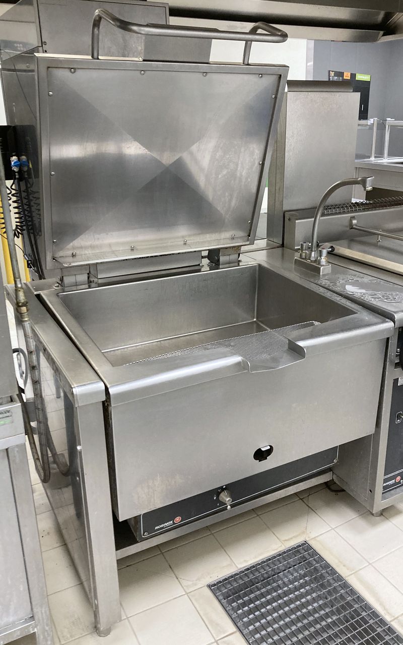 SAUTEUSE BASCULANTE A GAZ EN INOX DE MARQUE ROSINOX AVEC ROBINET MITIGEUR ET CHEMINEE REPOSANT SUR 4 PIEDS. BASCULE HS VENDUE EN L'ETAT. 158 X 122 X 105 CM.