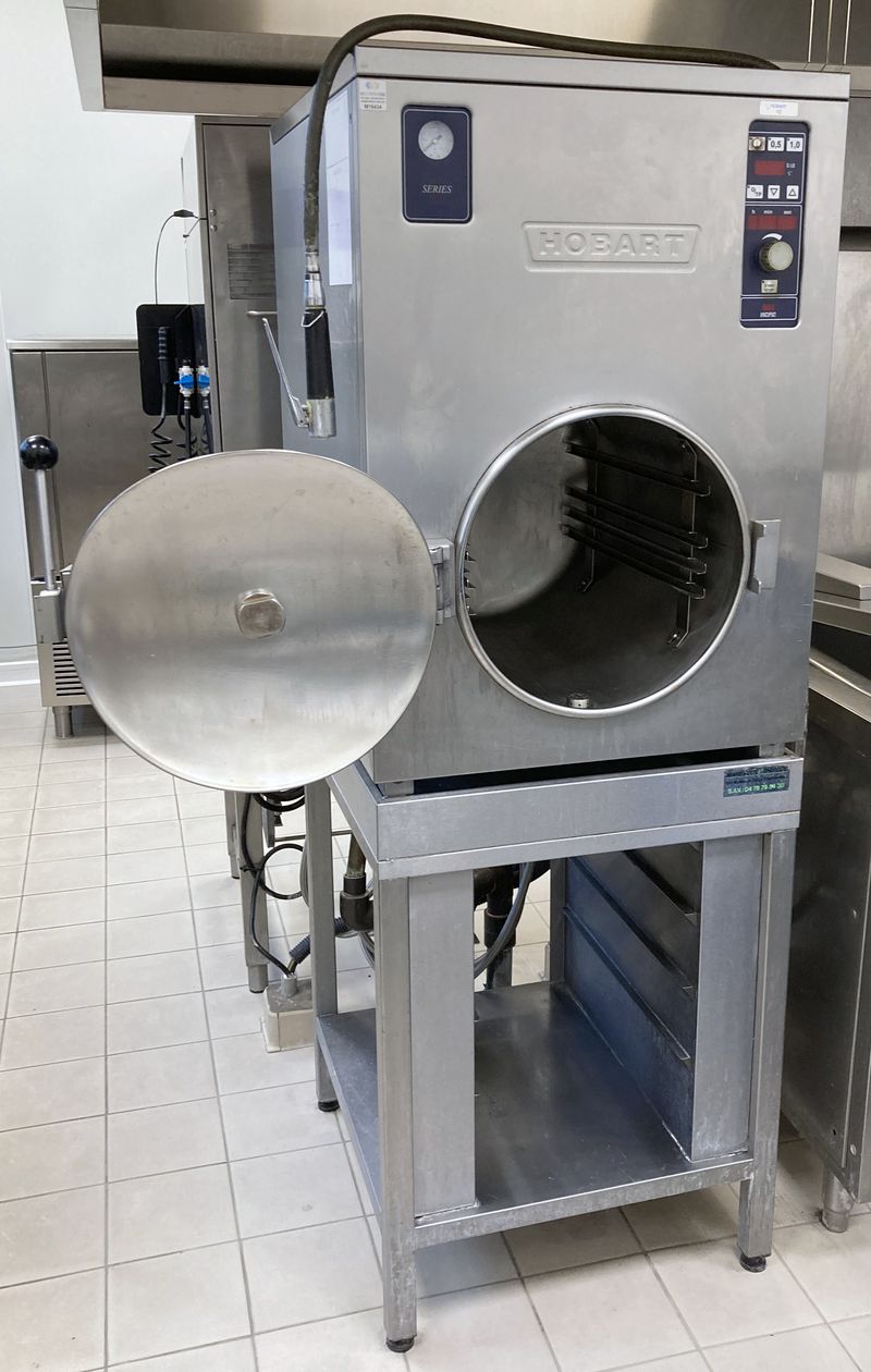 CUISEUR VAPEUR SECHE EN INOX DE MARQUE HOBART MODELE SERIES 5 400V OUVRANT PAR 1 HUBLOT SUR UNE ECHELLE A 4 NIVEAUX (97 X 60 X 81 CM). VENDU AVEC SA REHASSE A ECHELLE A 3 NIVEAUX (82 X 60 X 70 CM). DIMENSION TOTALE : 173 X 60 X 81 CM.