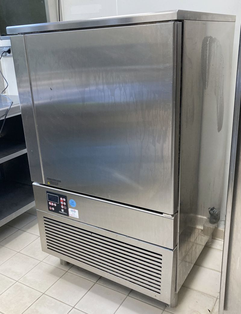 CELLULE DE REFROIDISSEMENT EN INOX DE MARQUE FRANSTAL MODELE FHIRCR101S ABB OUVRANT PAR 1 PORTE SUR UNE ECHELLE A 10 NIVEAUX. 132,5 X 79 X 80 CM.