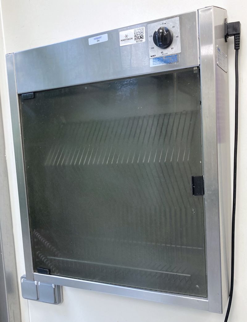 ARMOIRE DE STERILISATION DE MARQUE SOFINOR MODELE MZ10P 230V EN INOX ALIMENTAIRE OUVRANT PAR UNE PORTE TRANSPARENTE. VENDU AVEC SON CABLE D'ALIMENTATION. VITRE CRAQUELE. 64 X 54 X 14 CM.