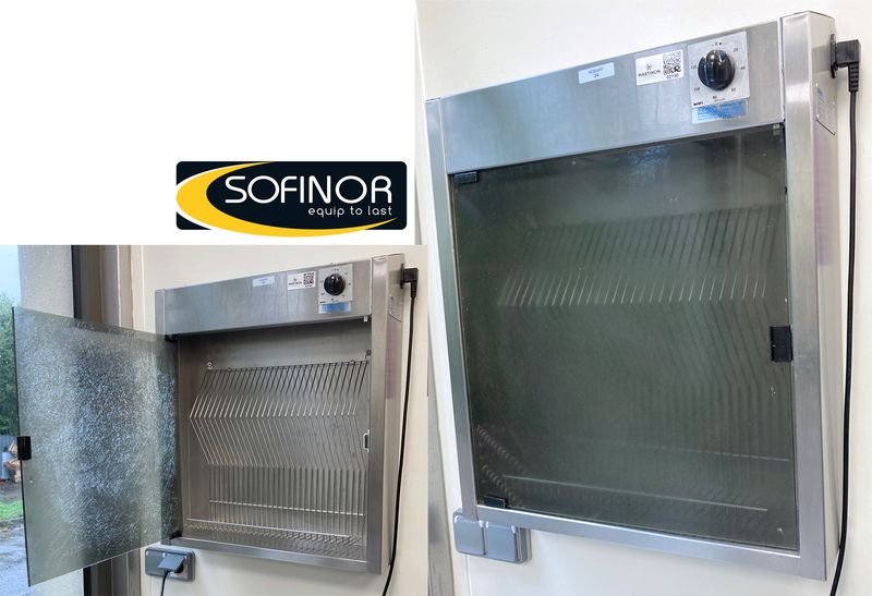 ARMOIRE DE STERILISATION DE MARQUE SOFINOR MODELE MZ10P 230V EN INOX ALIMENTAIRE OUVRANT PAR UNE PORTE TRANSPARENTE. VENDU AVEC SON CABLE D'ALIMENTATION. VITRE CRAQUELE. 64 X 54 X 14 CM.