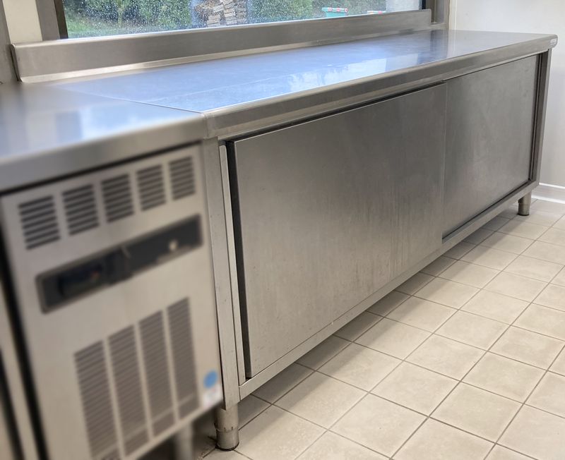 MEUBLE DE PREPARATION ADOSSE EN INOX ALIMENTAIRE DE MARQUE TOURNUS EQUIPEMENT OUVRANT PAR 2 PORTES COULISSANTES SUR 1 ETAGERE. 100 X 220 X 70 CM.