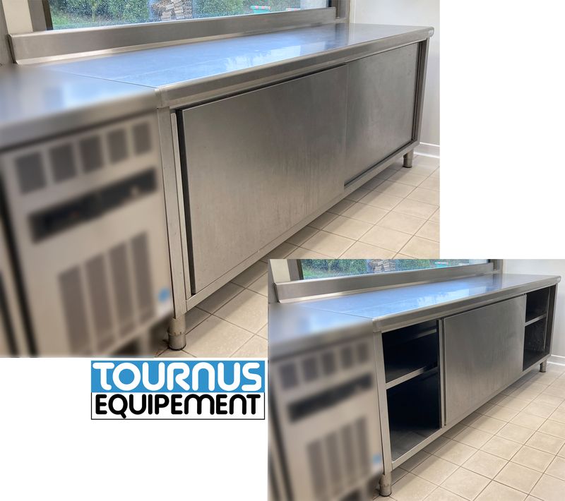 MEUBLE DE PREPARATION ADOSSE EN INOX ALIMENTAIRE DE MARQUE TOURNUS EQUIPEMENT OUVRANT PAR 2 PORTES COULISSANTES SUR 1 ETAGERE. 100 X 220 X 70 CM.