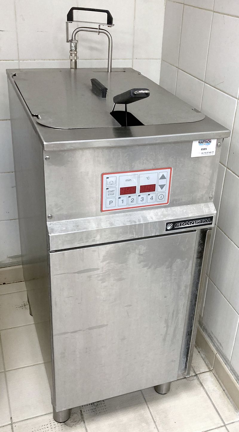 FRITEUSE ELECTRIQUE DE MARQUE FRANSTAL MODELE FSP-C 400V 19KW OUVRANT PAR 1 PORTE SUR 1 TIROIR RECUPERATEUR D'HUILE. VENDU AVEC SON COUVERCLE, SON PANIER ET SON MODE D'EMPLOI. 107 X 40 X 65 CM.