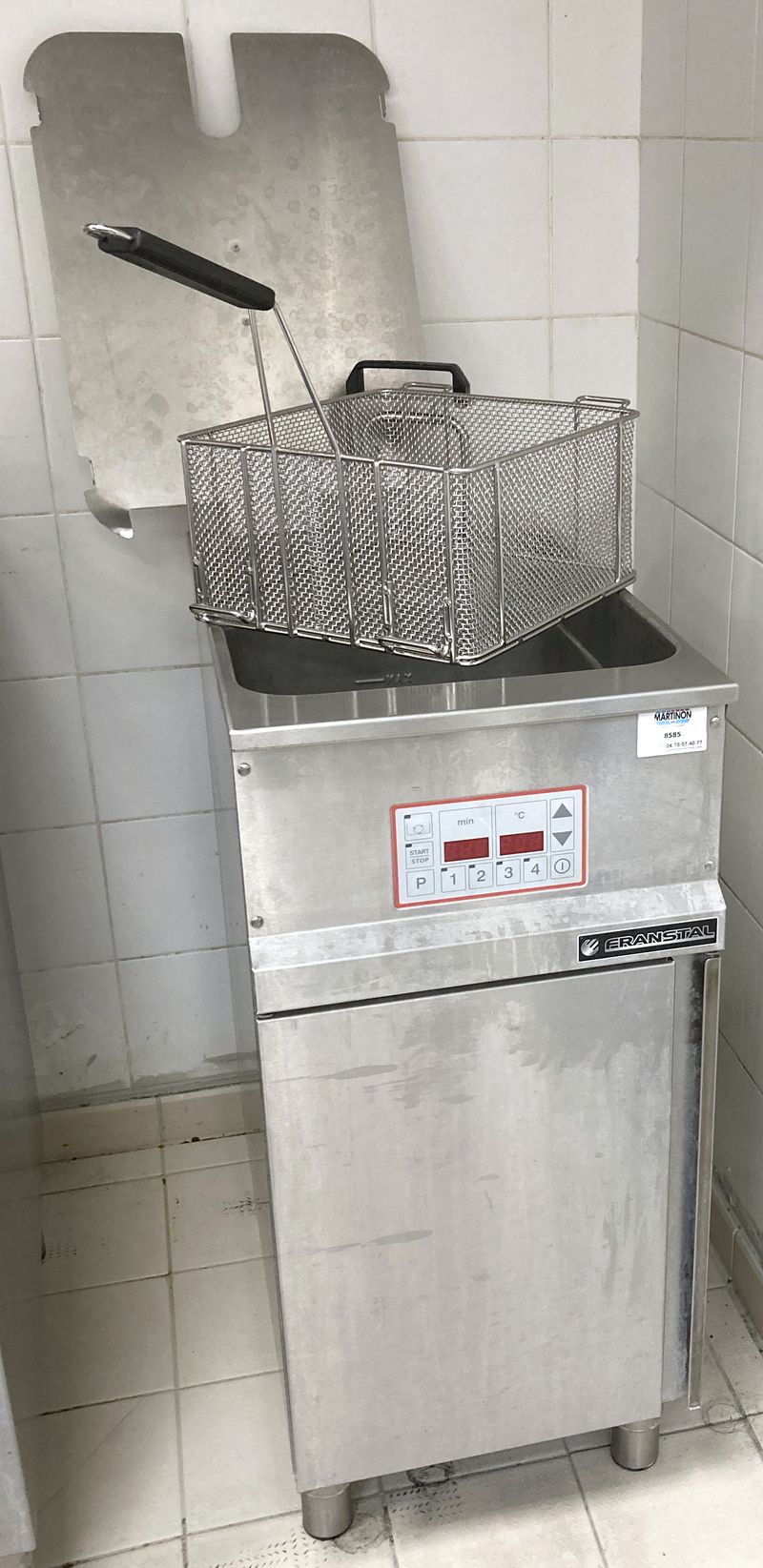 FRITEUSE ELECTRIQUE DE MARQUE FRANSTAL MODELE FSP-C 400V 19KW OUVRANT PAR 1 PORTE SUR 1 TIROIR RECUPERATEUR D'HUILE. VENDU AVEC SON COUVERCLE, SON PANIER ET SON MODE D'EMPLOI. 107 X 40 X 65 CM.