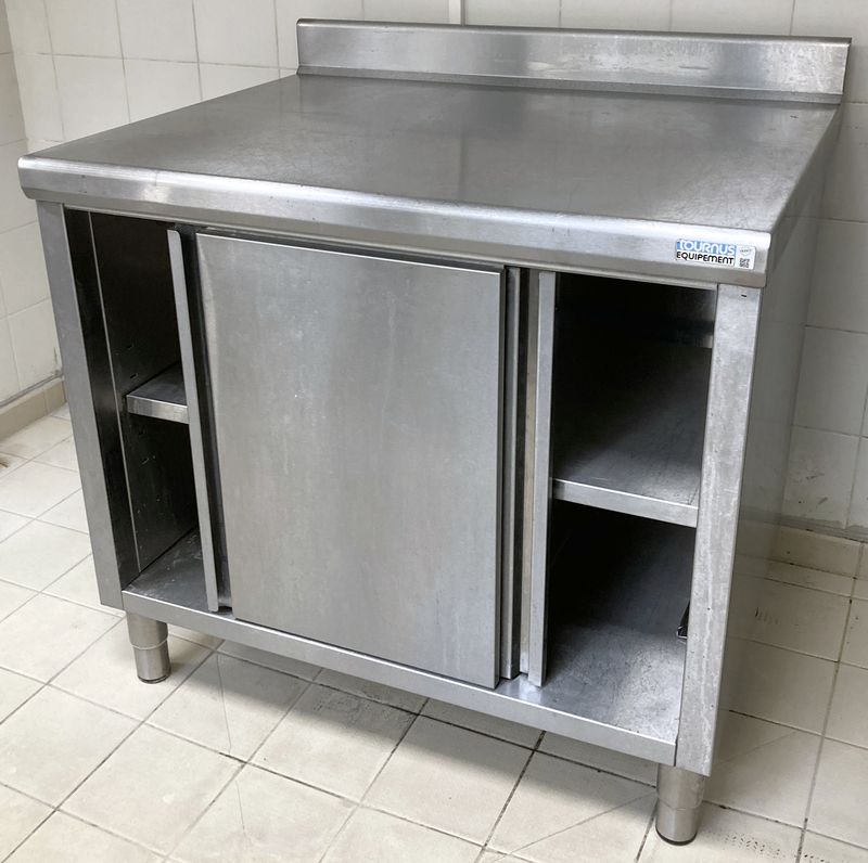 MEUBLE DE PREPARATION ADOSSE EN INOX ALIMENTAIRE DE MARQUE TOURNUS EQUIPEMENT  OUVRANT PAR 2 PORTES COULISSANTES SUR 1 ETAGERE ET REPOSANT SUR 4 PIEDS. 100 X 100 X 80 CM.