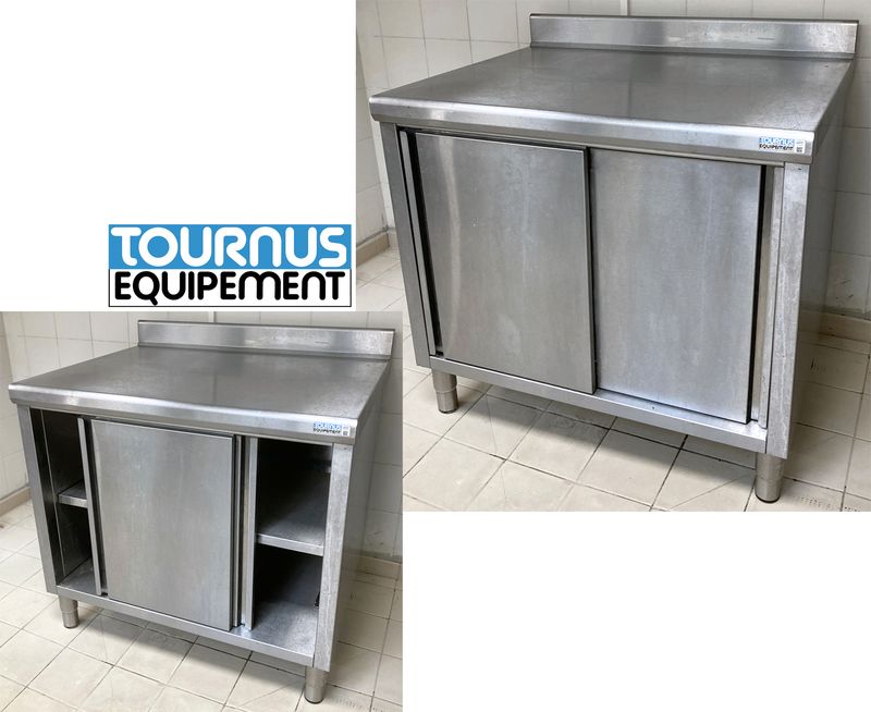 MEUBLE DE PREPARATION ADOSSE EN INOX ALIMENTAIRE DE MARQUE TOURNUS EQUIPEMENT  OUVRANT PAR 2 PORTES COULISSANTES SUR 1 ETAGERE ET REPOSANT SUR 4 PIEDS. 100 X 100 X 80 CM.