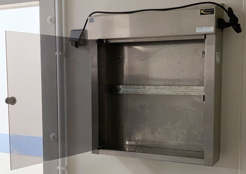 ARMOIRE DE STERILISATION DE MARQUE SOFINOR MODELE MZ10 230V EN INOX ALIMENTAIRE OUVRANT PAR UNE PORTE TRANSPARENTE. VENDU AVEC SON CABLE D'ALIMENTATION. 64 X 54 X 14 CM.