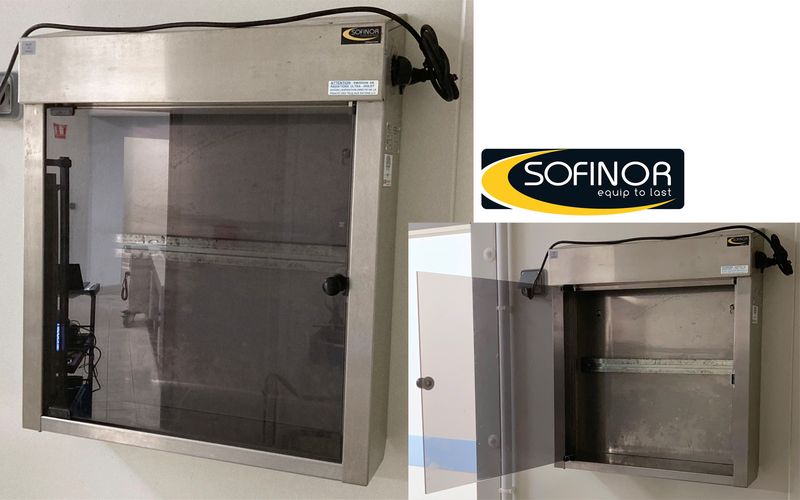 ARMOIRE DE STERILISATION DE MARQUE SOFINOR MODELE MZ10 230V EN INOX ALIMENTAIRE OUVRANT PAR UNE PORTE TRANSPARENTE. VENDU AVEC SON CABLE D'ALIMENTATION. 64 X 54 X 14 CM.