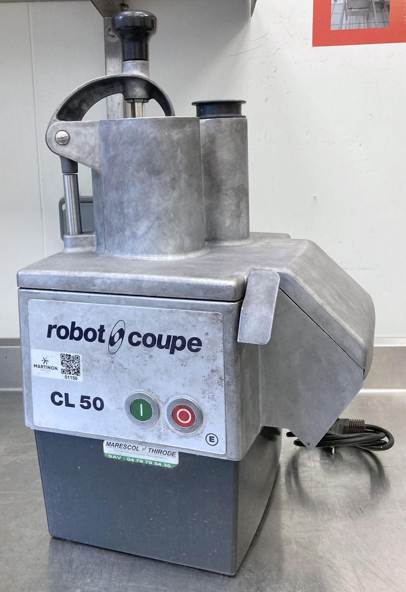 COUPE-LEGUMES DE MARQUE ROBOT COUPE MODELE CL50 230V. VENDU AVEC 7 DISQUES DE COUPE, 1 PASSOIRE EN INOX ET UN 1 LAME EN INOX ALIMENTAIRE. 60 X 35 X 31 CM.