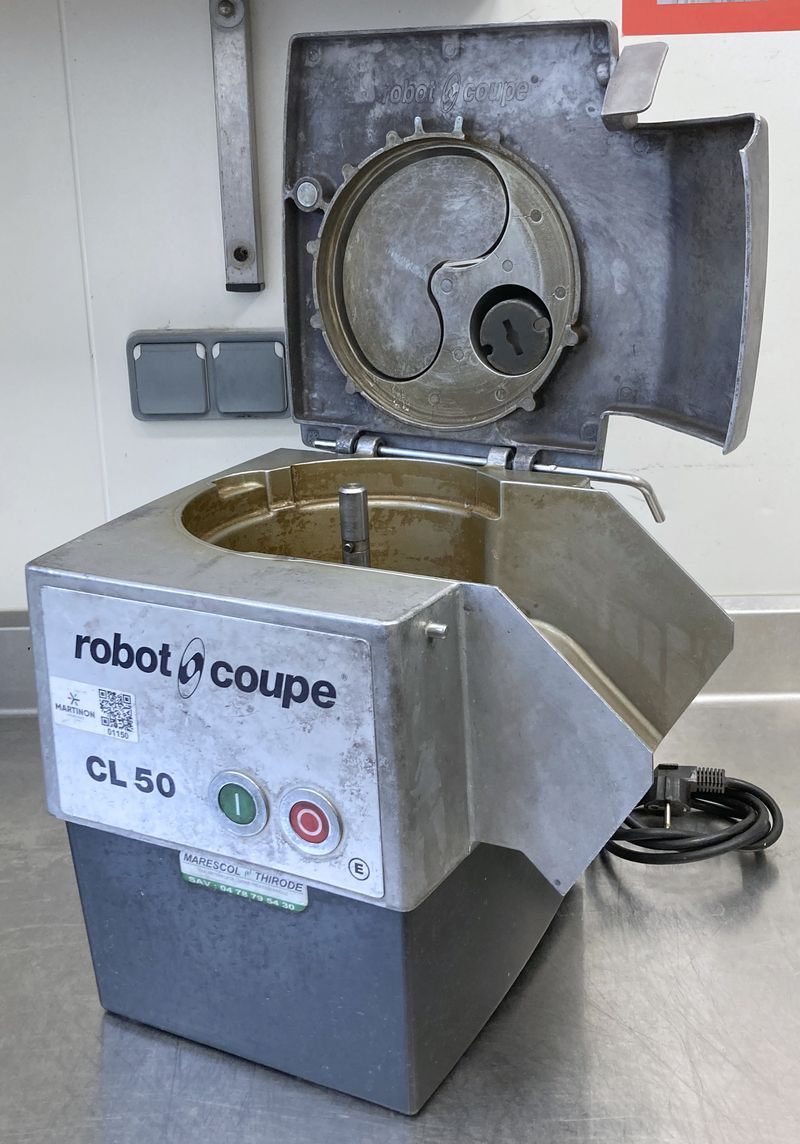 COUPE-LEGUMES DE MARQUE ROBOT COUPE MODELE CL50 230V. VENDU AVEC 7 DISQUES DE COUPE, 1 PASSOIRE EN INOX ET UN 1 LAME EN INOX ALIMENTAIRE. 60 X 35 X 31 CM.