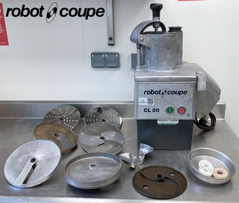 COUPE-LEGUMES DE MARQUE ROBOT COUPE MODELE CL50 230V. VENDU AVEC 7 DISQUES DE COUPE, 1 PASSOIRE EN INOX ET UN 1 LAME EN INOX ALIMENTAIRE. 60 X 35 X 31 CM.