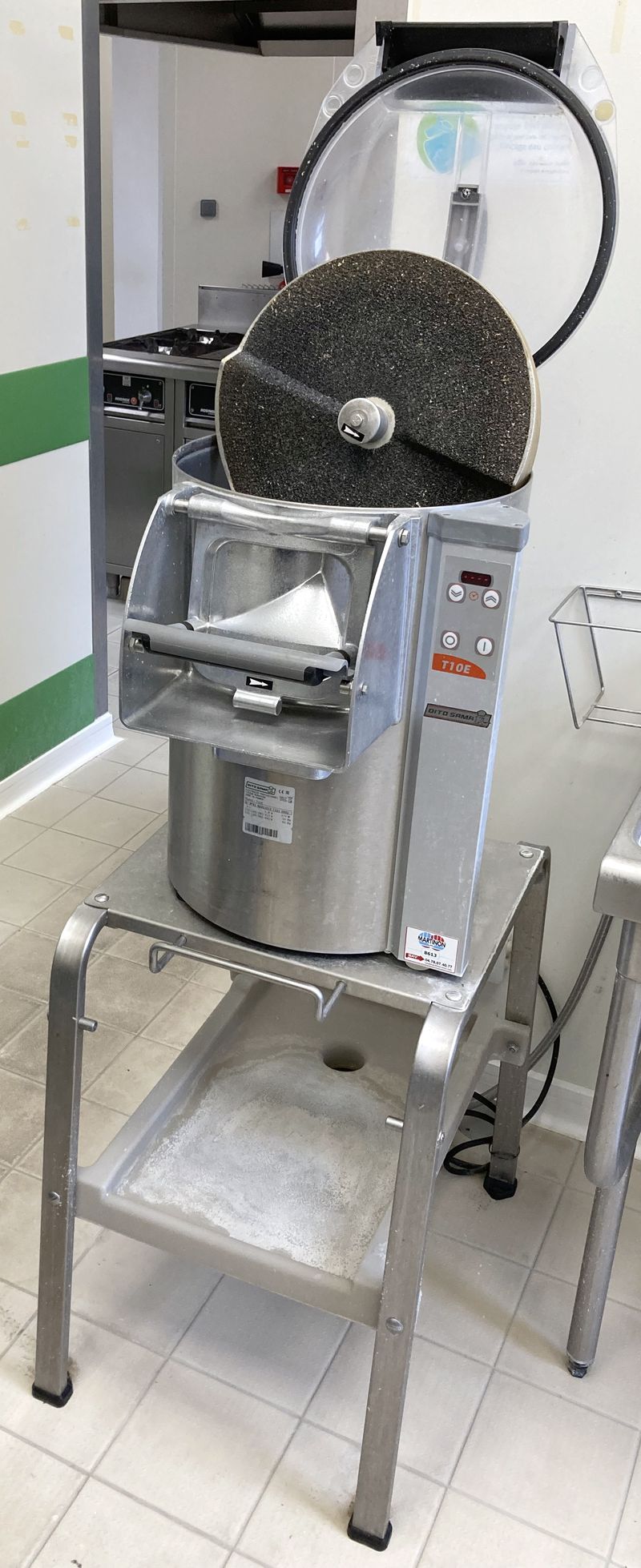 EPLUCHEUSE ELECTRIQUE TRIPHASEE EN INOX ALIMENTAIRE DE MARQUE DITO SAMA MODELE T10E 370W. VENDU AVEC SON DISQUE ABRASIF ET SA REHAUSSE A ENTRETOISE DE COLLECTE. 140 X 50 X 69 CM.