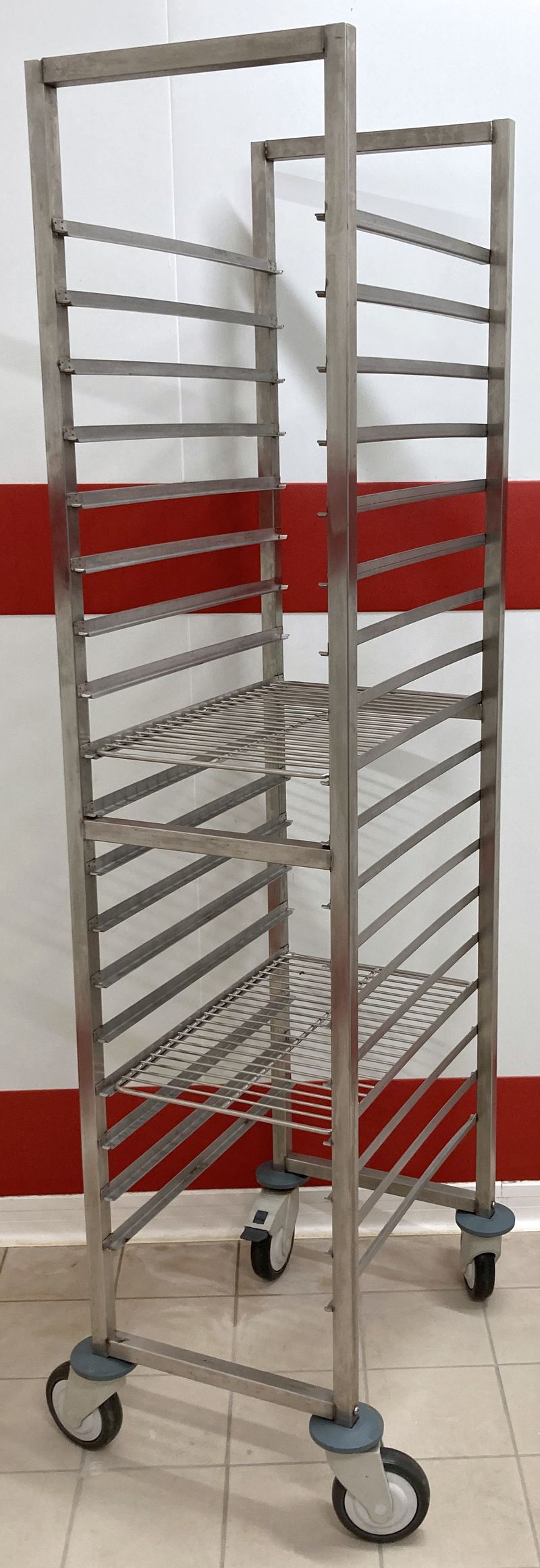 CHARIOT A ECHELLE A 18 NIVEAUX EN INOX ALIMENTAIRE REPOSANT SUR 4 ROULETTES DIRECTIONNELLES DONT 2 FREINEES. ON Y JOINT 2 GRILLES. 178 X 45 X 63 CM.