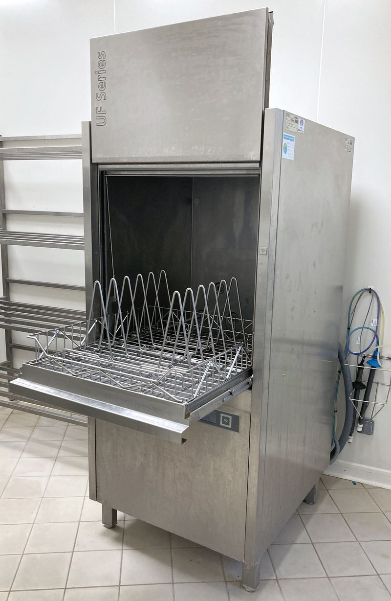 LAVE VAISSELLE DE MARQUE WINTERHALTER MODELE MODELE UF-M 400V EN INOX ALIMENTAIRE AVEC UN PANIER A VAISSELLE EN INOX ALIMENTAIRE. 198 X 77 X 130 CM.