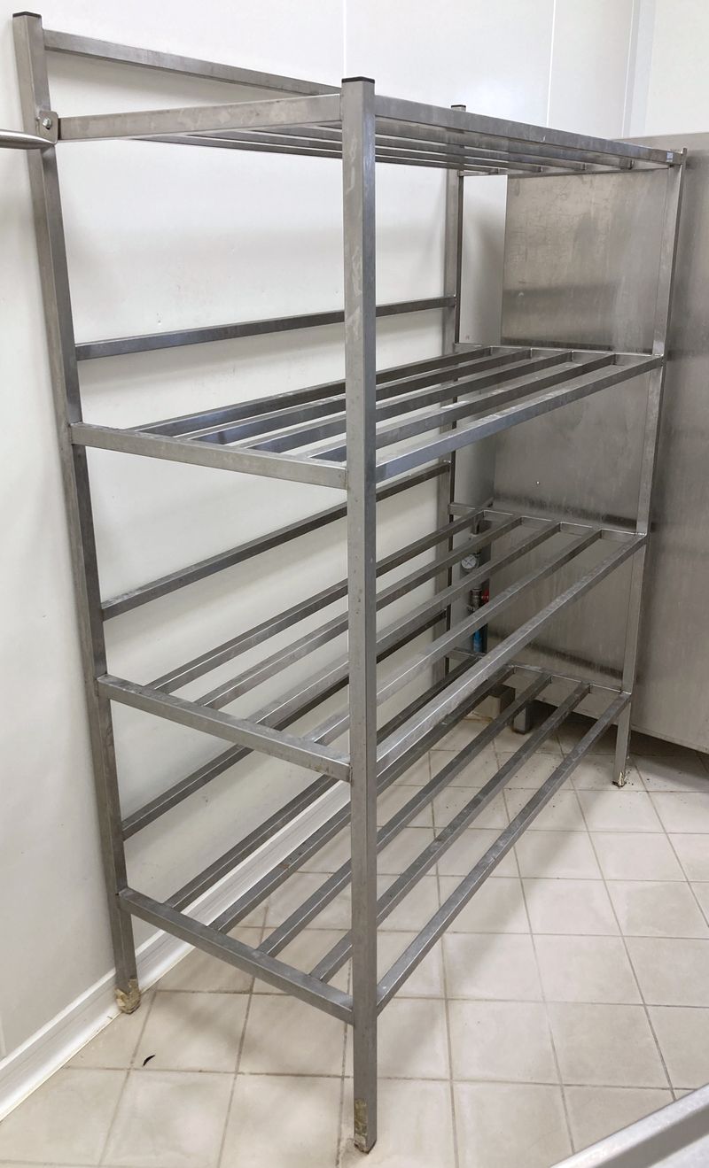 EGOUTTOIR A 4 NIVEAUX EN INOX ALIMENTAIRE DE MARQUE TOURNUS EQUIPEMENT. 180 X 140 X 60 CM. ON Y JOINT 1 BARRE DE SUPPORT A USTENSILES EN INOX ALIMENTAIRE EXTENSIBLE (138 CM).