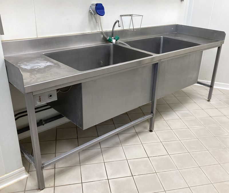 PLONGE ADOSSEE A 2 BACS EN INOX ALIMENTAIRE REPOSANT SUR 6 PIEDS. USURE. 94 X 250 X 75 CM.