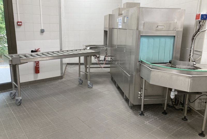 LAVE VAISSELLE EN INOX ALIMENTAIRE DE MARQUE WINTERHALTER MODELE MTR 400V 34,1KW REPOSANT SUR 8 PIEDS. 200 X 272 X 153 CM. ON Y JOINT 1 CHEMIN ROULEAU A PANIERS REPOSANT SUR 4 ROULETTES DIRECTIONNELLES DONT 2 FREINEES (94 X 198 X 61 CM), 1 CHEMIN A PANIERS AVEC CHAINE D'ENTRAINEMENT ELECTRIQUE (99 X 406 X 81 CM) ET 3 PASSERELLES EN INOX ALIMENTAIRE (4,5 X 51 X 53 CM).