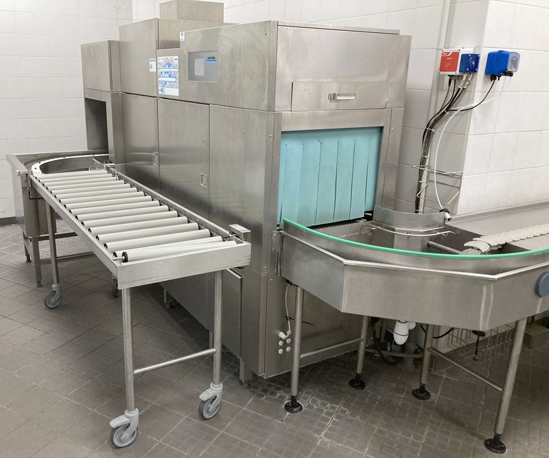 LAVE VAISSELLE EN INOX ALIMENTAIRE DE MARQUE WINTERHALTER MODELE MTR 400V 34,1KW REPOSANT SUR 8 PIEDS. 200 X 272 X 153 CM. ON Y JOINT 1 CHEMIN ROULEAU A PANIERS REPOSANT SUR 4 ROULETTES DIRECTIONNELLES DONT 2 FREINEES (94 X 198 X 61 CM), 1 CHEMIN A PANIERS AVEC CHAINE D'ENTRAINEMENT ELECTRIQUE (99 X 406 X 81 CM) ET 3 PASSERELLES EN INOX ALIMENTAIRE (4,5 X 51 X 53 CM).