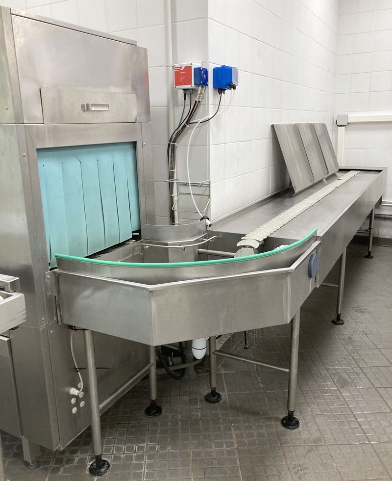 LAVE VAISSELLE EN INOX ALIMENTAIRE DE MARQUE WINTERHALTER MODELE MTR 400V 34,1KW REPOSANT SUR 8 PIEDS. 200 X 272 X 153 CM. ON Y JOINT 1 CHEMIN ROULEAU A PANIERS REPOSANT SUR 4 ROULETTES DIRECTIONNELLES DONT 2 FREINEES (94 X 198 X 61 CM), 1 CHEMIN A PANIERS AVEC CHAINE D'ENTRAINEMENT ELECTRIQUE (99 X 406 X 81 CM) ET 3 PASSERELLES EN INOX ALIMENTAIRE (4,5 X 51 X 53 CM).