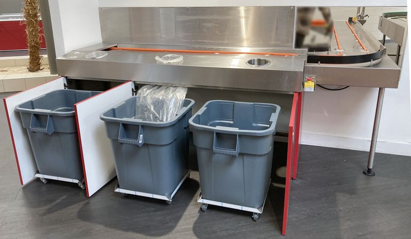 POSTE DE TRI COMPRENANT: D'UN MEUBLE DE TRI OUVRANT PAR 3 PORTES SUR 3 POUBELLES SUR CHARIOT ET D'UN CONVOYEUR A PLATEAUX A CORDES EN INOX ALIMENTAIRE COMPOSE D'UNE LIGNE DROITE, D'UN VIRAGE A 90° ET D'UNE LIGNE DROITE AVEC MITIGEUR ET DOUCHETTE. 185 X 400 X 268 CM.