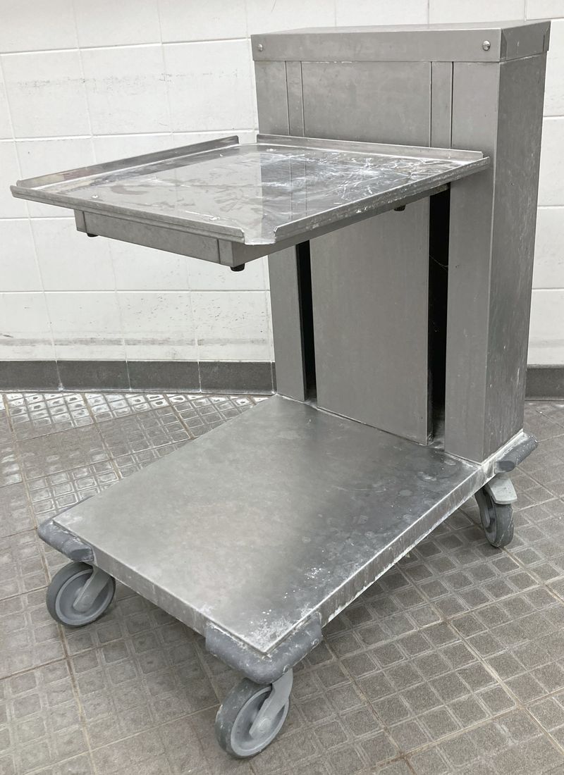 CHARIOT A PANIER A NIVEAU CONSTANT EN INOX ALIMENTAIRE DE MARQUE TOURNUS EQUIPEMENT REPOSANT SUR 4 ROULETTES DIRECTIONNELLES DONT 2 FREINEES. 93 X 54 X 77 CM.