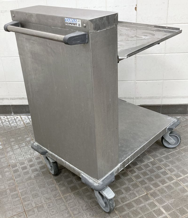 CHARIOT A PANIER A NIVEAU CONSTANT EN INOX ALIMENTAIRE DE MARQUE TOURNUS EQUIPEMENT REPOSANT SUR 4 ROULETTES DIRECTIONNELLES DONT 2 FREINEES. 93 X 54 X 77 CM.