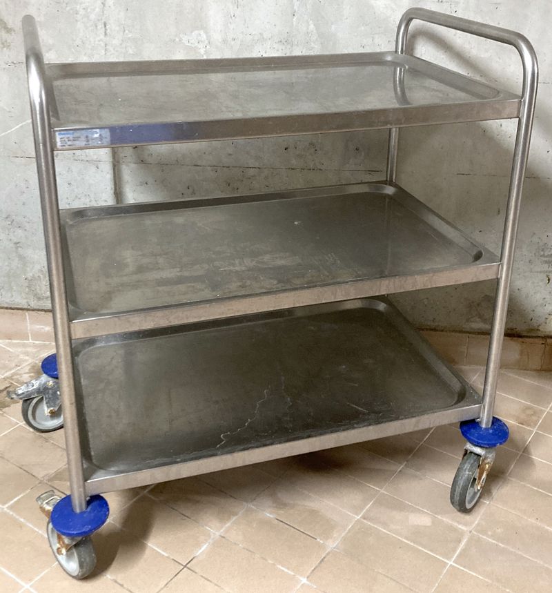 CHARIOT DE SERVICE EN INOX ALIMENTAIRE A 3 NIVEAUX DE MARQUE BLANCO MODELE SW 8X5-3 AVEC 4 ROULETTES DIRECTRICES DONT 2 FREINEES. USURE. 95 X 90 X 59 CM.