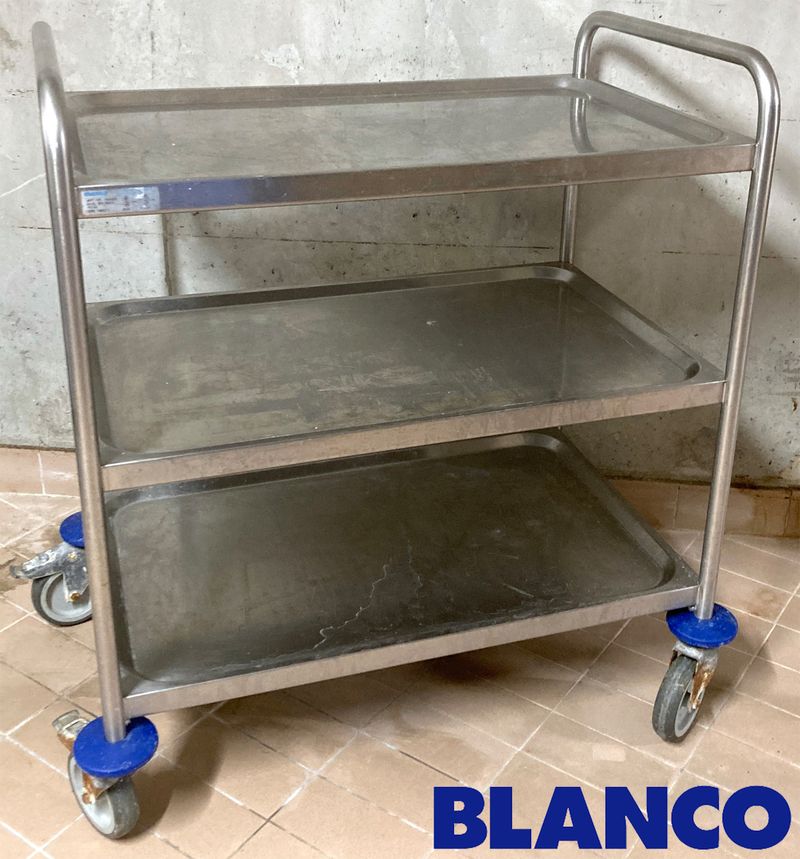 CHARIOT DE SERVICE EN INOX ALIMENTAIRE A 3 NIVEAUX DE MARQUE BLANCO MODELE SW 8X5-3 AVEC 4 ROULETTES DIRECTRICES DONT 2 FREINEES. USURE. 95 X 90 X 59 CM.