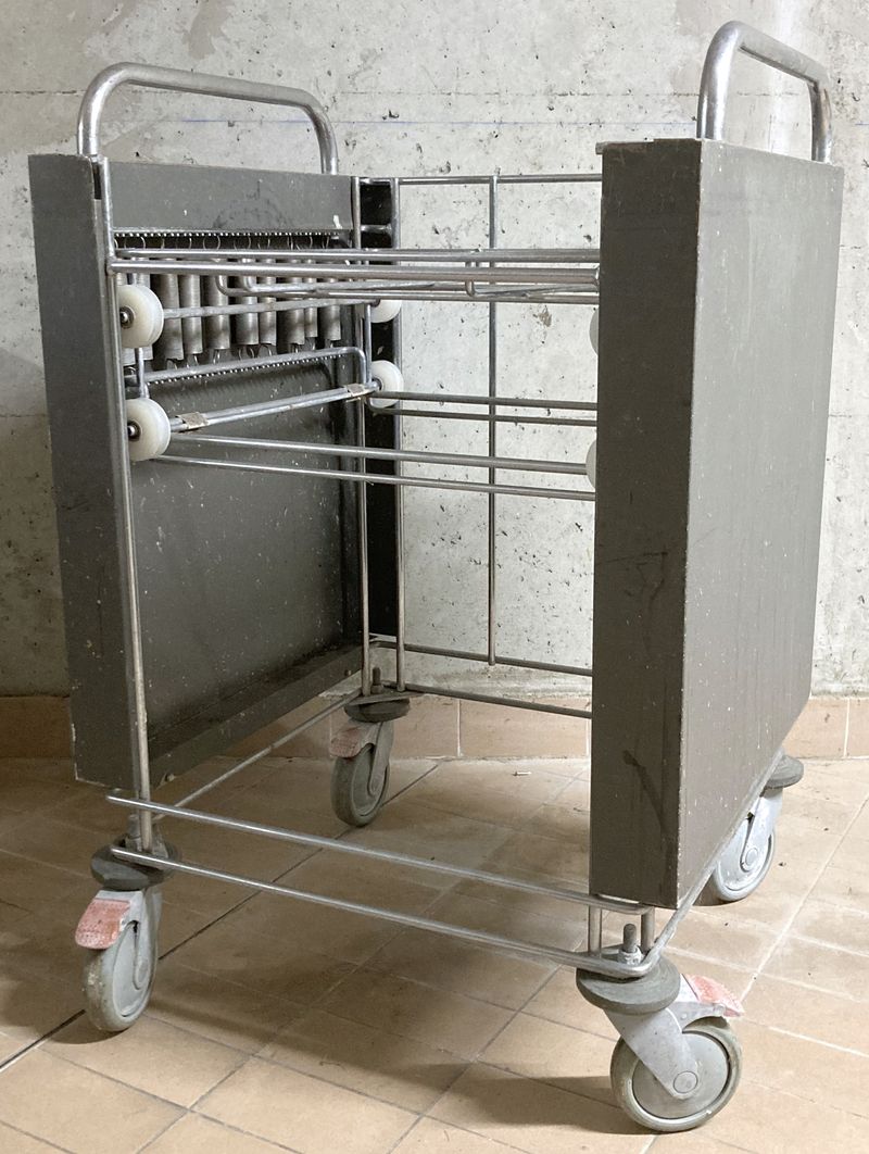 CHARIOT A PANIERS A NIVEAU CONSTANT EN INOX ALIMENTAIRE REPOSANT SUR 4 ROULETTES DONT 3 FREINEES. USURE. 99 X 65 X 69 CM.