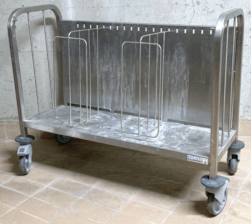 CHARIOT EGOUTTOIR EN INOX ALIMENTAIRE DE MARQUE TOURNUS EQUIPEMENT AVEC 2 SEPARATEURS REPOSANT SUR 4 ROULETTES DIRECTIONNELLES DONT 2 FREINEES. 81 X 106 X 45 CM. 2 UNITES. VENDU A L'UNITE AVEC FACULTE DE REUNION