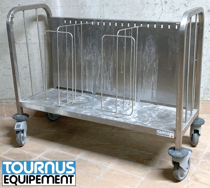 CHARIOT EGOUTTOIR EN INOX ALIMENTAIRE DE MARQUE TOURNUS EQUIPEMENT AVEC 2 SEPARATEURS REPOSANT SUR 4 ROULETTES DIRECTIONNELLES DONT 2 FREINEES. 81 X 106 X 45 CM. 2 UNITES. VENDU A L'UNITE AVEC FACULTE DE REUNION