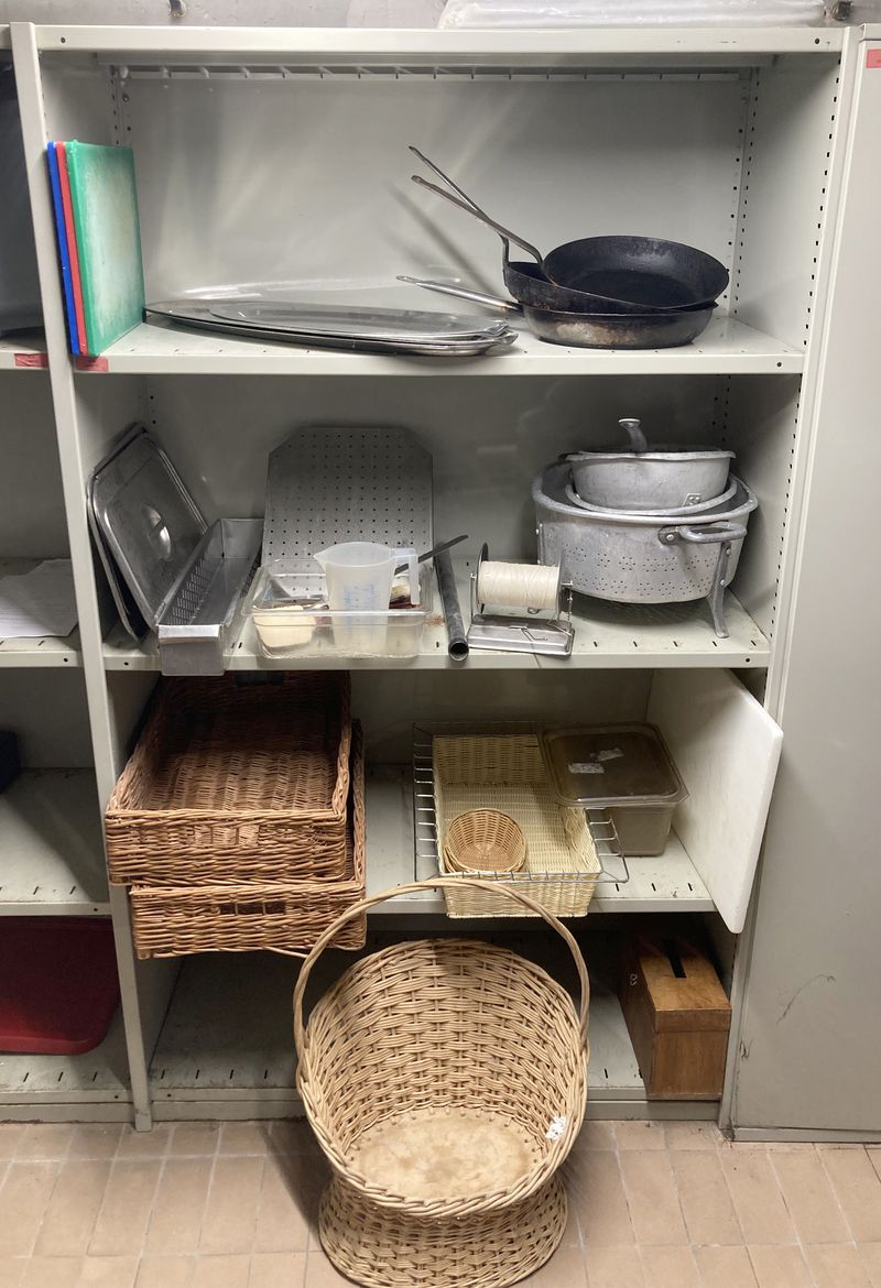 LOT SURPRISE COMPRENANT : 3 POELES, 6 PLATEAUX A POISSON EN INOX (ACCIDENT), 3 PLANCHES A DECOUPER, 4 PASSOIRES, 1 DEROULEUR A FICELLE, 2 COUVERCLES A BACS GASTRO, 6 USTENSILES DE CUISINE ET 6 PANIERS EN OSIER.