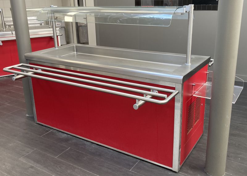 ILOT DE SERVICE REFRIGERE DE MARQUE VAUCONSTAN EN INOX ALIMENTAIRE ET BOIS LAQUE ROUGE AVEC CHAPEAU EN VERRE, BAC REFRIGERE, 2 CHEMINS DE PLATEAU EN INOX ALIMENTAIRE ET 2 BANETTES EN PLASTIQUE TRANSPARENT. GROUPE FROID INTEGRE. 147 X 263 X 144 CM