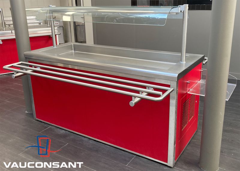 ILOT DE SERVICE REFRIGERE DE MARQUE VAUCONSTAN EN INOX ALIMENTAIRE ET BOIS LAQUE ROUGE AVEC CHAPEAU EN VERRE, BAC REFRIGERE, 2 CHEMINS DE PLATEAU EN INOX ALIMENTAIRE ET 2 BANETTES EN PLASTIQUE TRANSPARENT. GROUPE FROID INTEGRE. 147 X 263 X 144 CM