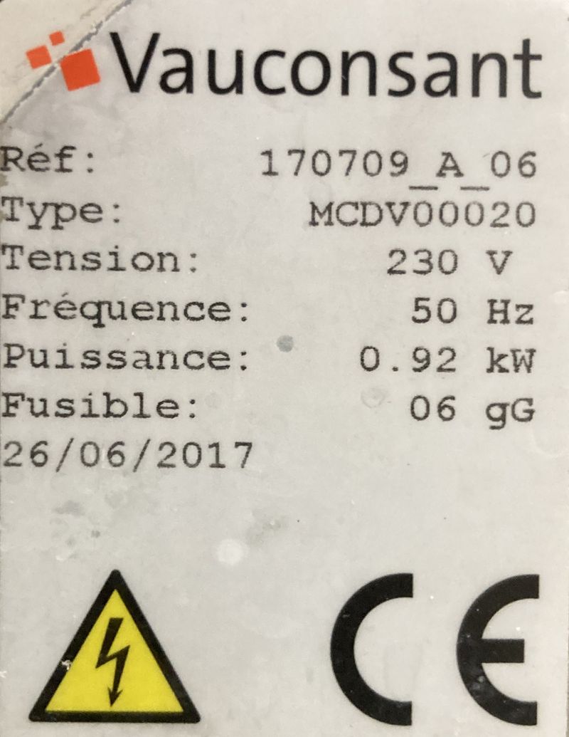 PLAQUE VITRO CERAMIQUE DE MAINTIENT AU CHAUD DE MARQUE VAUCONSTANT MODELE MCDV00020 230V 920W EN INOX ALIMENTAIRE ET BOIS LAQUE ROUGE, AVEC CHAPEAU EN VERRE SURMONTANT UNE PLAQUE VITROCERAMIQUE REPOSANT SUR 4 PIEDS. 135 X 93 X 83 CM.