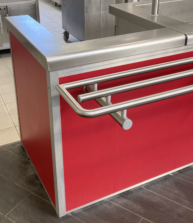 RETOUR A CHARIOT DE MARQUE VAUCONSTANT EN INOX ALIMENTAIRE, VERRE ET BOIS LAQUE ROUGE, AVEC 1 PRISE 230V REPOSANT SUR 3 PIEDS. 90 X 73 X 83 CM.