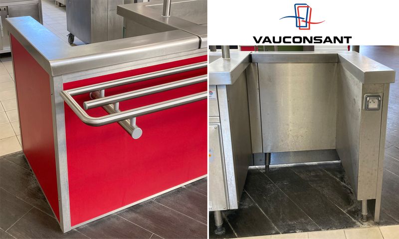 RETOUR A CHARIOT DE MARQUE VAUCONSTANT EN INOX ALIMENTAIRE, VERRE ET BOIS LAQUE ROUGE, AVEC 1 PRISE 230V REPOSANT SUR 3 PIEDS. 90 X 73 X 83 CM.