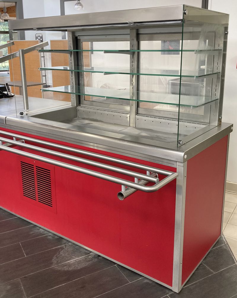 VITRINE DE SERVICE REFRIGEREE POSITIVE GROUPE FROID INTEGRE DE MARQUE VAUCONSTANT MODELE MBVM01141230V 3,6KW EN INOX ALIMENTAIRE, VERRE ET BOIS LAQUE ROUGE, OUVRANT COTE SERVICE PAR 2 PORTE VITREES COULISSANTES SUR 3 ETAGERES EN VERRE ET AVEC DANS SA PARTIE BASSE 1 COMPARTIMENT REFRIGERE OUVRANT PAR UNE PORTE EN INOX SUR 1 ECHELLE A 4 NIVEAUX, ET COTE CLIENT OUVRANT PAR UN RIDEAU GRIS REPOSANT SUR 4 PIEDS. 167 X 158 X 83 CM. ON Y JOINT 4 GRILLES EN INOX.