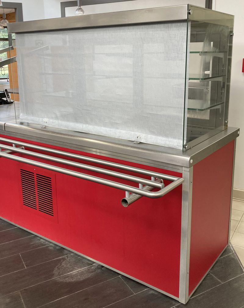 VITRINE DE SERVICE REFRIGEREE POSITIVE GROUPE FROID INTEGRE DE MARQUE VAUCONSTANT MODELE MBVM01141230V 3,6KW EN INOX ALIMENTAIRE, VERRE ET BOIS LAQUE ROUGE, OUVRANT COTE SERVICE PAR 2 PORTE VITREES COULISSANTES SUR 3 ETAGERES EN VERRE ET AVEC DANS SA PARTIE BASSE 1 COMPARTIMENT REFRIGERE OUVRANT PAR UNE PORTE EN INOX SUR 1 ECHELLE A 4 NIVEAUX, ET COTE CLIENT OUVRANT PAR UN RIDEAU GRIS REPOSANT SUR 4 PIEDS. 167 X 158 X 83 CM. ON Y JOINT 4 GRILLES EN INOX.