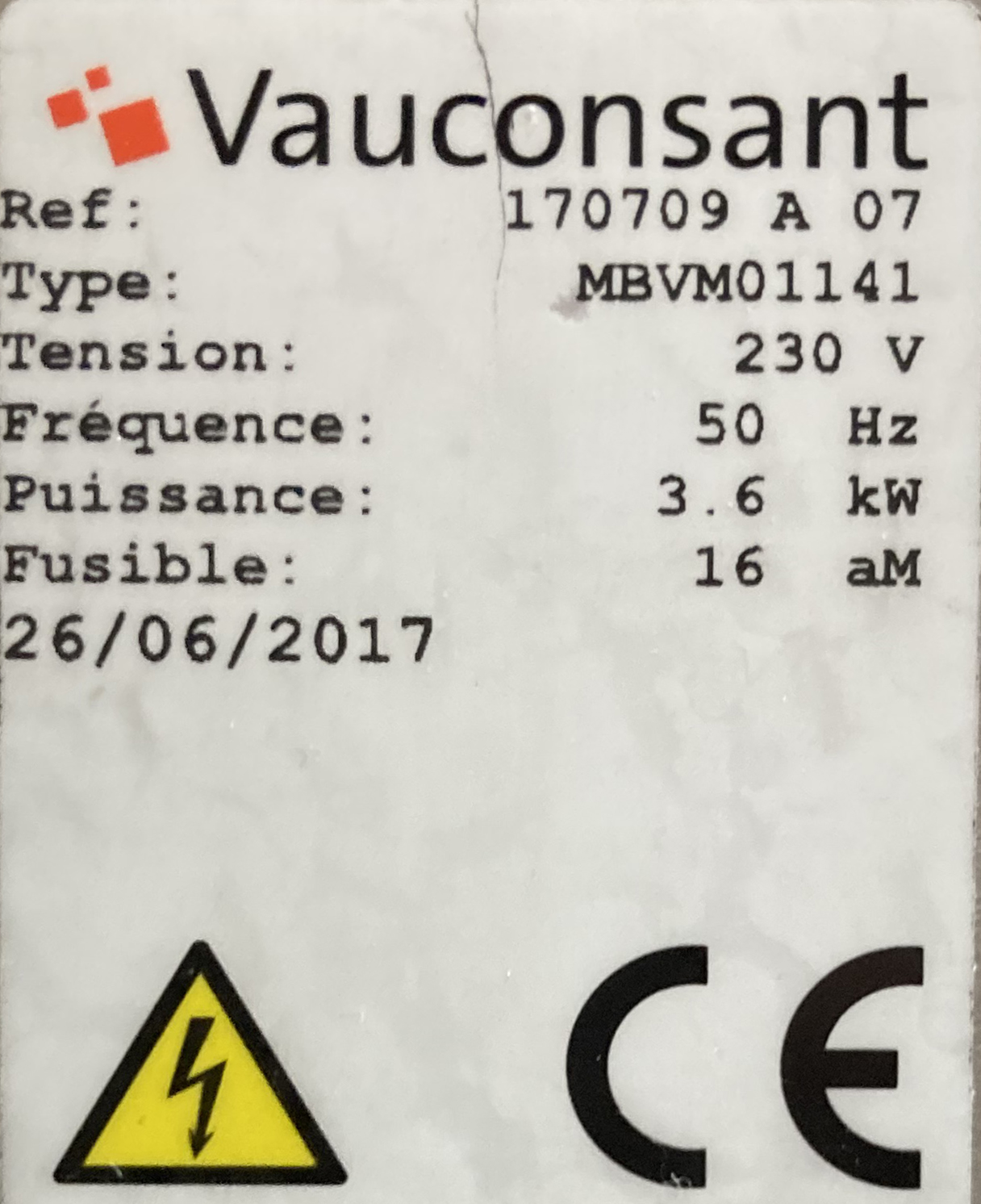 VITRINE DE SERVICE REFRIGEREE POSITIVE GROUPE FROID INTEGRE DE MARQUE VAUCONSTANT MODELE MBVM01141230V 3,6KW EN INOX ALIMENTAIRE, VERRE ET BOIS LAQUE ROUGE, OUVRANT COTE SERVICE PAR 2 PORTE VITREES COULISSANTES SUR 3 ETAGERES EN VERRE ET AVEC DANS SA PARTIE BASSE 1 COMPARTIMENT REFRIGERE OUVRANT PAR UNE PORTE EN INOX SUR 1 ECHELLE A 4 NIVEAUX, ET COTE CLIENT OUVRANT PAR UN RIDEAU GRIS REPOSANT SUR 4 PIEDS. 167 X 158 X 83 CM. ON Y JOINT 4 GRILLES EN INOX.