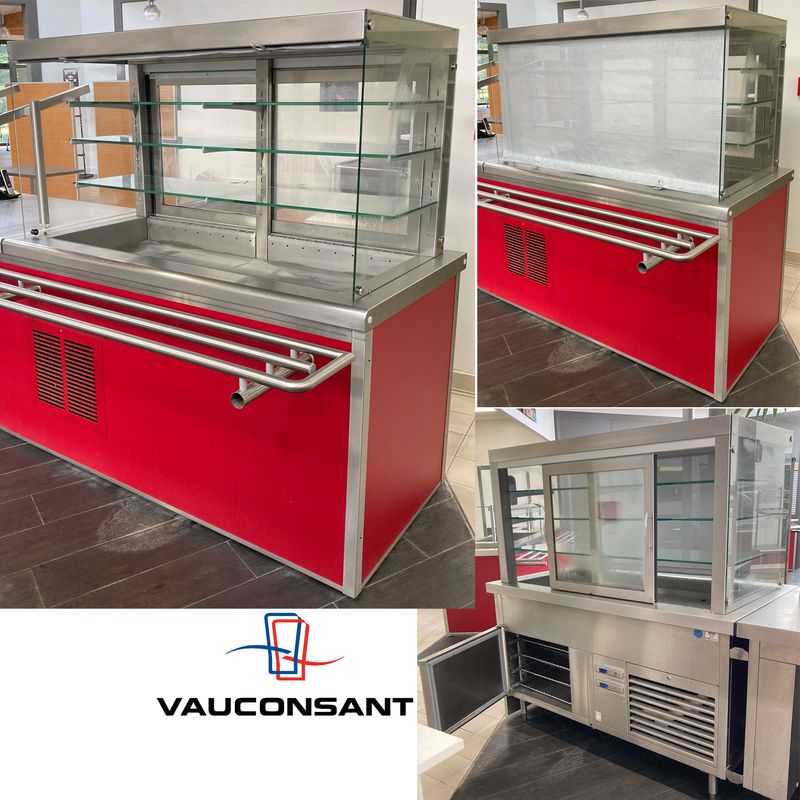 VITRINE DE SERVICE REFRIGEREE POSITIVE GROUPE FROID INTEGRE DE MARQUE VAUCONSTANT MODELE MBVM01141230V 3,6KW EN INOX ALIMENTAIRE, VERRE ET BOIS LAQUE ROUGE, OUVRANT COTE SERVICE PAR 2 PORTE VITREES COULISSANTES SUR 3 ETAGERES EN VERRE ET AVEC DANS SA PARTIE BASSE 1 COMPARTIMENT REFRIGERE OUVRANT PAR UNE PORTE EN INOX SUR 1 ECHELLE A 4 NIVEAUX, ET COTE CLIENT OUVRANT PAR UN RIDEAU GRIS REPOSANT SUR 4 PIEDS. 167 X 158 X 83 CM. ON Y JOINT 4 GRILLES EN INOX.