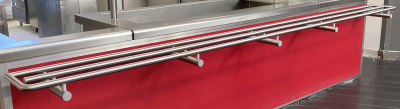 PAIRE DE CHEMINS DE PLATEAUX EN INOX ALIMENTAIRE. MANQUE CACHES. 34 X 379 X 12 CM ET 34 X 358 X 12 CM.