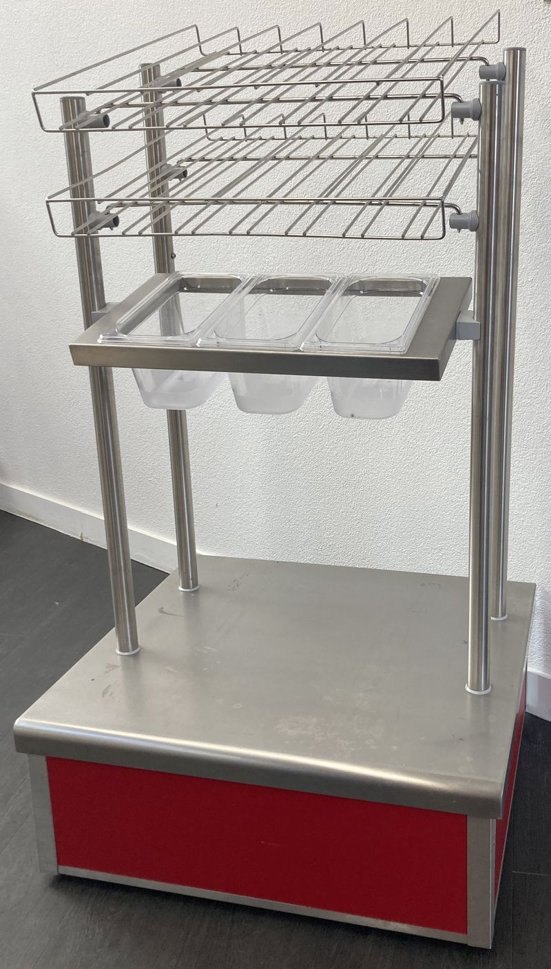 PRESENTOIR A COUVERTS ET VERRE DE MARQUE VAUCONSTANT EN INOX ALIMENTAIRE, VERRE ET BOIS LAQUE ROUGE, REPOSANT SUR 4 ROULETTES. 158 X 88 X 77 CM. 2 UNITES. VENDU A L'UNITE AVEC FACULTE DE REUNION.