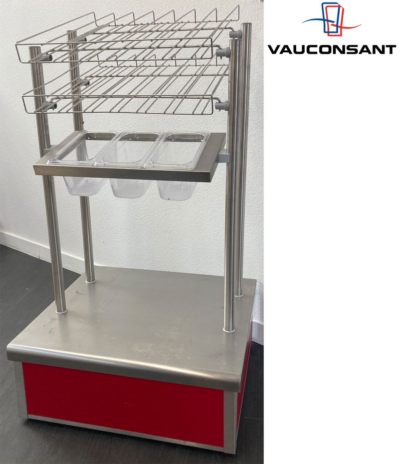 PRESENTOIR A COUVERTS ET VERRE DE MARQUE VAUCONSTANT EN INOX ALIMENTAIRE, VERRE ET BOIS LAQUE ROUGE, REPOSANT SUR 4 ROULETTES. 158 X 88 X 77 CM. 2 UNITES. VENDU A L'UNITE AVEC FACULTE DE REUNION.