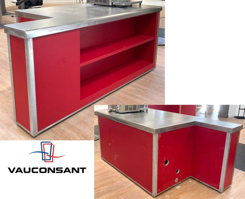 BUFFET DE MARQUE VAUCONSTANT EN INOX ALIMENTAIRE, VERRE ET BOIS LAQUE ROUGE PLATEAU EN INOX AVEC NICHE A 2 NIVEAUX EN FACADE ET TRAPPE DE SERVICE COMPRENANT 4 PRISES 230V. 86 X 200 X 100 CM.