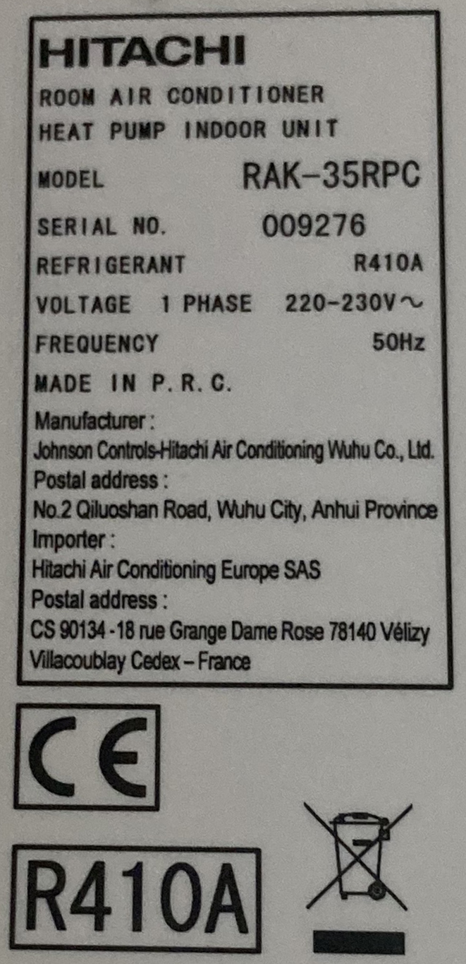 PAIRE DE CLIMATISEURS DE MARQUE HITACHI MODELE ROOM AIR CONDITIONER RAK-35RPC (30 X 90 X 24 CM) AVEC LEUR GROUPE FROID DEPORTE DE MARQUE HITACHI MODELE RAM-68NP3B 6,8KW (78 X 96 X 33 CM). ON Y JOINT SON SUPPORT MURAL EN ACIER LAQUE BLANC.