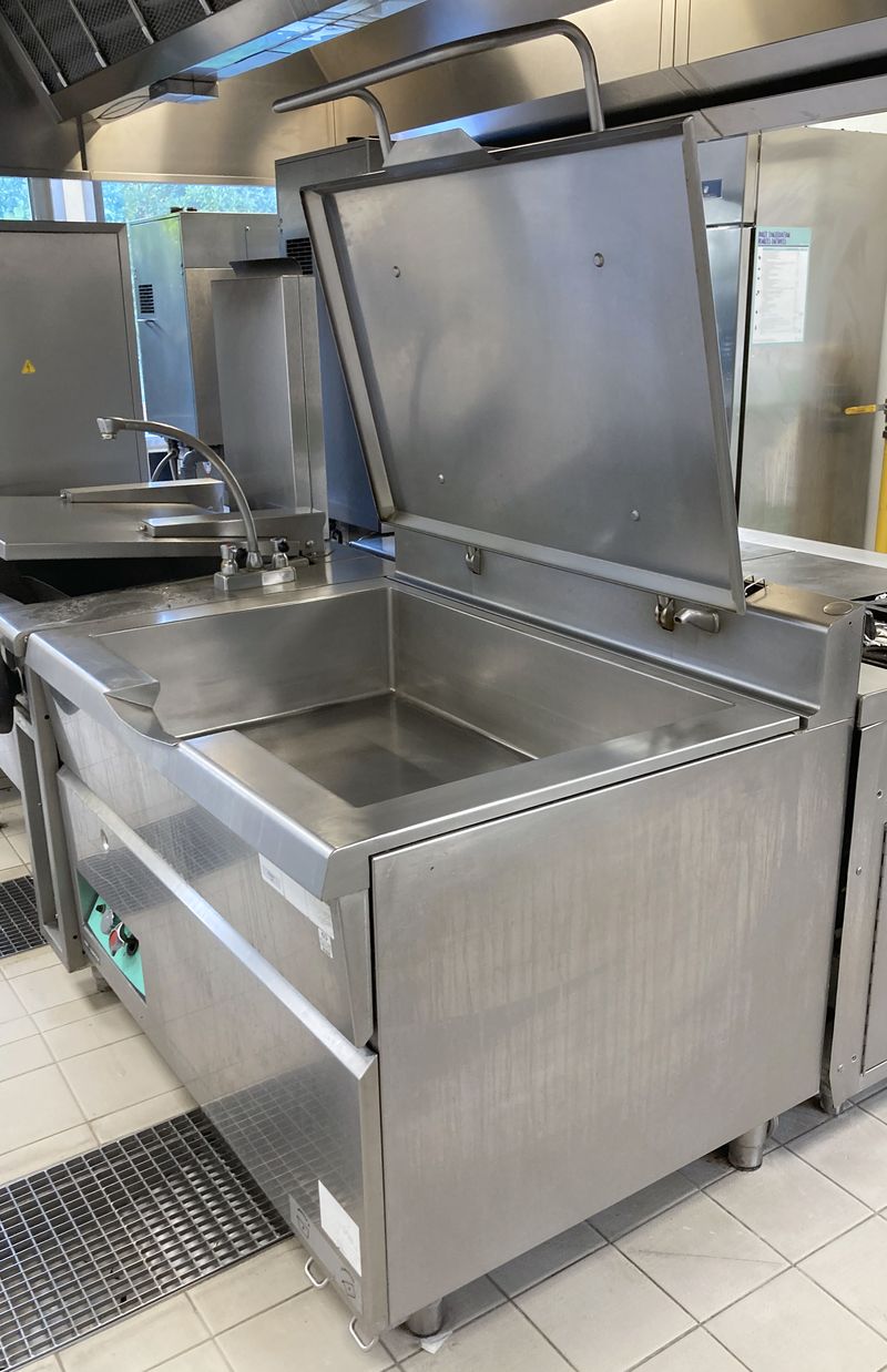 SAUTEUSE GAZ A BASCULE ELECTRIQUE DE MARQUE HMI THIRODE EN INOX ALIMENTAIRE REPOSANT SUR 4 PIEDS. 180 X 100 X 92 CM.